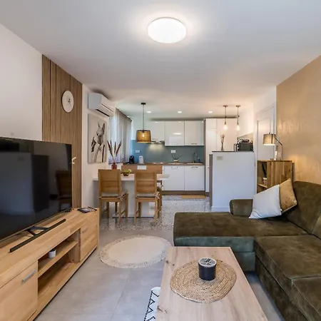 Olive Shade - Near The * 스플리트